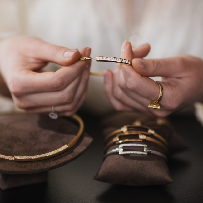 Joerg_Heinz_02-2025_11.Auswahl.Armbänder.Halsreif.GG.WG.RG.JuwelierRothUlm