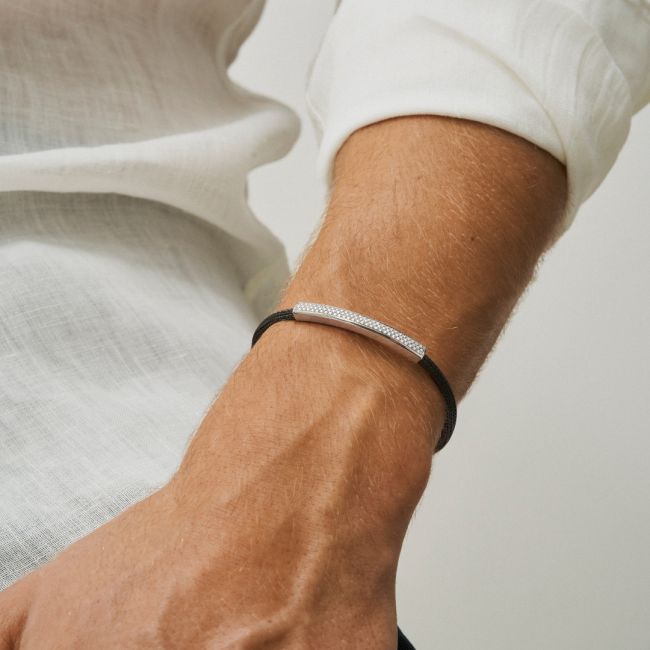 Joerg_Heinz_2024-Look_01-0032.WG.schwarz.JuwelierRothUlm.Herrarmband