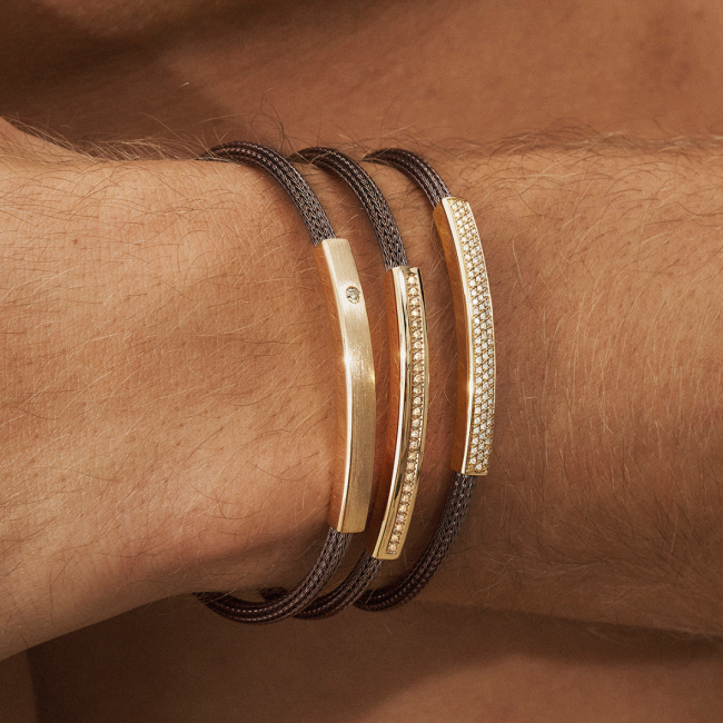 Joerg_Heinz_2024-Look_05-0110_1_RG_braun_JuwelierRothUlm.Herrenschmuck