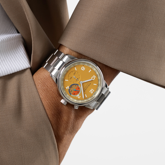 Nomos.0790_S6_Club_Sport_neomatik_Weltzeit_Dune_wristshot_003_Juwelier.Roth.Ulm