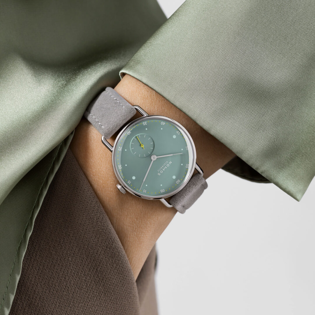 Nomos.1124_Metro_33_sage_wristshot.Juwelier.Roth.Ulm