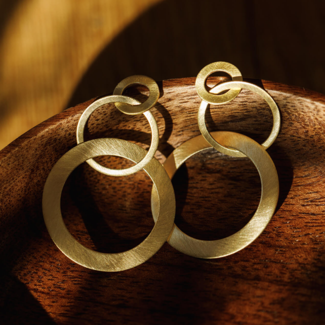 Tezer.Hängeohrringe.vergoldet.Mood.E34A7468.JuwelierRothUlm